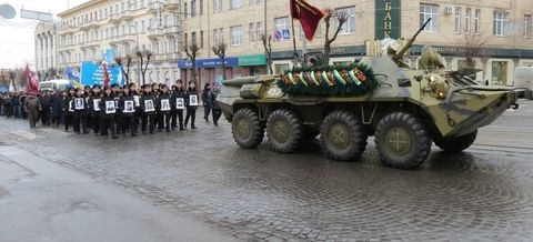 У Вінниці вшанували пам'ять воїнів-афганців: марш по Соборній супроводжував БТР на сайті 20minut.ua У Вінниці вшанували пам'ять воїнів-афганців: марш по Соборній супроводжував БТР, фото №2 на сайті 20minut.ua