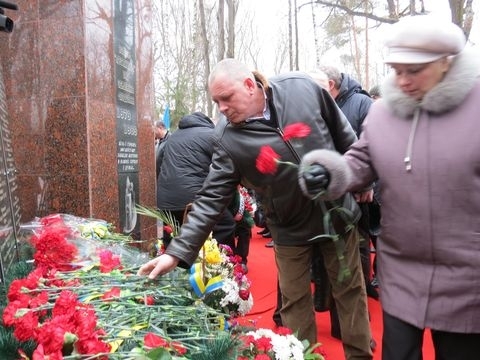 У Вінниці вшанували пам'ять воїнів-афганців: марш по Соборній супроводжував БТР на сайті 20minut.ua У Вінниці вшанували пам'ять воїнів-афганців: марш по Соборній супроводжував БТР, фото №21 на сайті 20minut.ua