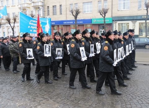У Вінниці вшанували пам'ять воїнів-афганців: марш по Соборній супроводжував БТР на сайті 20minut.ua У Вінниці вшанували пам'ять воїнів-афганців: марш по Соборній супроводжував БТР, фото №3 на сайті 20minut.ua
