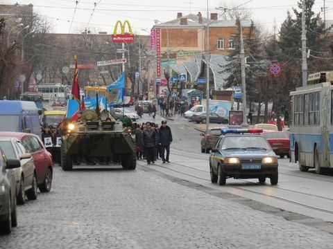 У Вінниці вшанували пам'ять воїнів-афганців: марш по Соборній супроводжував БТР на сайті 20minut.ua У Вінниці вшанували пам'ять воїнів-афганців: марш по Соборній супроводжував БТР, фото №4 на сайті 20minut.ua