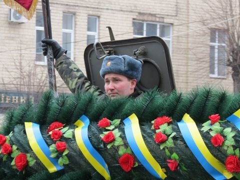 У Вінниці вшанували пам'ять воїнів-афганців: марш по Соборній супроводжував БТР на сайті 20minut.ua У Вінниці вшанували пам'ять воїнів-афганців: марш по Соборній супроводжував БТР, фото №6 на сайті 20minut.ua