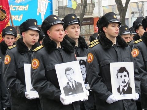 У Вінниці вшанували пам'ять воїнів-афганців: марш по Соборній супроводжував БТР на сайті 20minut.ua У Вінниці вшанували пам'ять воїнів-афганців: марш по Соборній супроводжував БТР, фото №7 на сайті 20minut.ua
