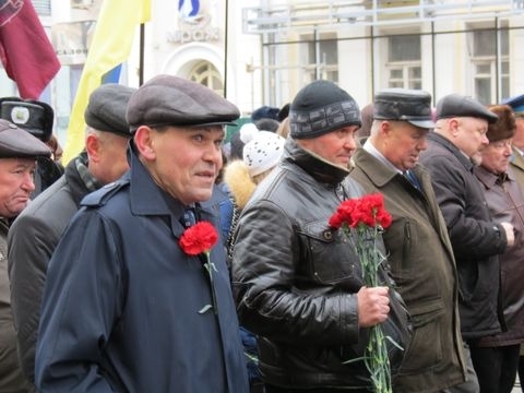 У Вінниці вшанували пам'ять воїнів-афганців: марш по Соборній супроводжував БТР на сайті 20minut.ua У Вінниці вшанували пам'ять воїнів-афганців: марш по Соборній супроводжував БТР, фото №8 на сайті 20minut.ua