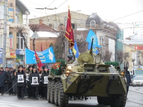У Вінниці вшанували пам'ять воїнів-афганців: марш по Соборній супроводжував БТР на сайті 20minut.ua У Вінниці вшанували пам'ять воїнів-афганців: марш по Соборній супроводжував БТР, фото №9 на сайті 20minut.ua