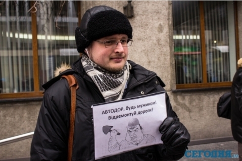 "Укравтодор" забарикадували відірваними бамперами та шинами на сайті 20minut.ua "Укравтодор" забарикадували відірваними бамперами та шинами, фото №1 на сайті 20minut.ua