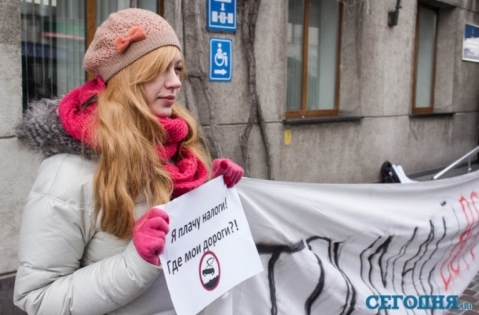 "Укравтодор" забарикадували відірваними бамперами та шинами на сайті 20minut.ua "Укравтодор" забарикадували відірваними бамперами та шинами, фото №3 на сайті 20minut.ua