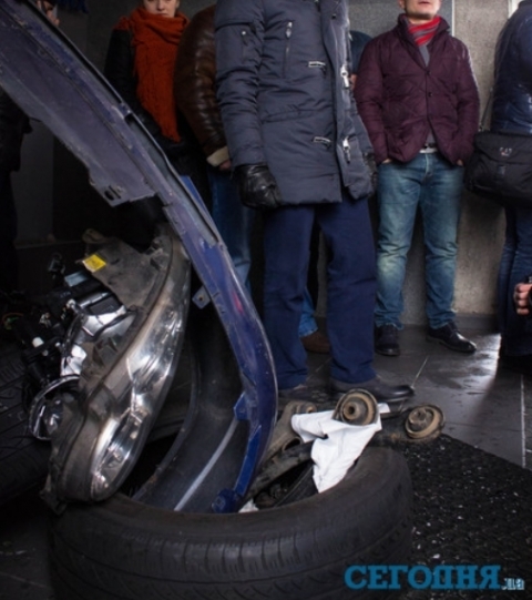 "Укравтодор" забарикадували відірваними бамперами та шинами на сайті 20minut.ua "Укравтодор" забарикадували відірваними бамперами та шинами, фото №4 на сайті 20minut.ua
