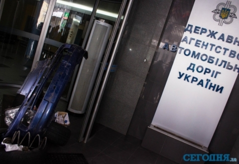"Укравтодор" забарикадували відірваними бамперами та шинами на сайті 20minut.ua "Укравтодор" забарикадували відірваними бамперами та шинами, фото №5 на сайті 20minut.ua