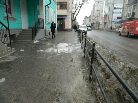 Біля вокзалу жінка постраждала від льоду на сайті 20minut.ua Біля вокзалу жінка постраждала від льоду , фото №1 на сайті 20minut.ua