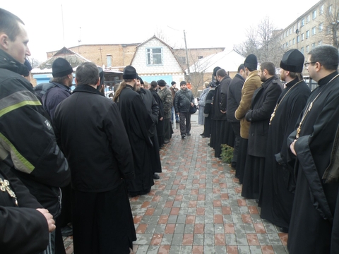 Сьогодні у Вінницю прибув новий керуючий єпархією УПЦ (КП). Його зустрічали мітингом, фото №1 на сайті 20minut.ua