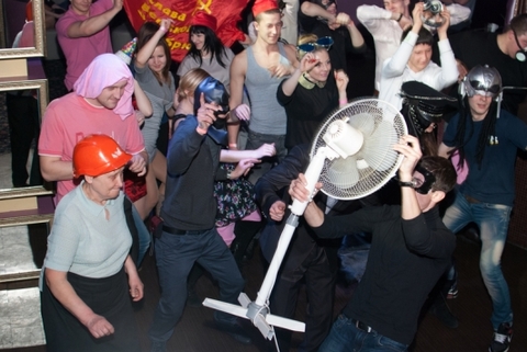 У хмельницькому Harlem Shake запалює 60-річна прибиральниця, фото №2 на сайті vsim.ua