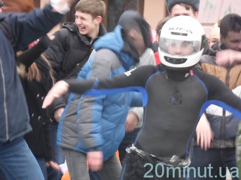У Вінниці молодь відривалася під Harlem Shake біля башти на Козицького, фото №10 на сайті 20minut.ua