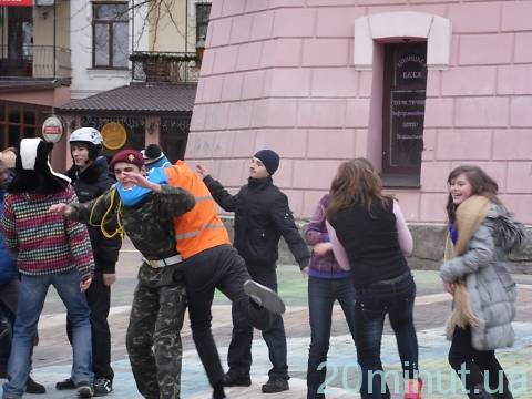 У Вінниці молодь відривалася під Harlem Shake біля башти на Козицького, фото №11 на сайті 20minut.ua
