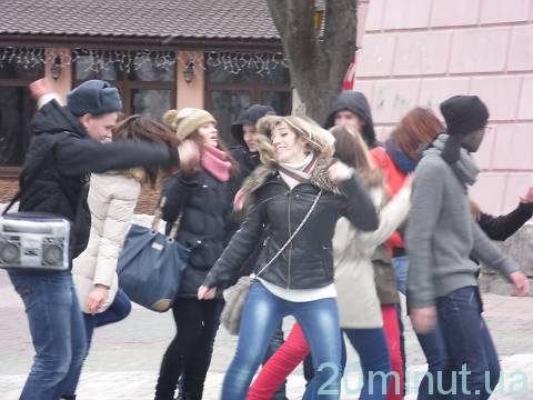У Вінниці молодь відривалася під Harlem Shake біля башти на Козицького, фото №12 на сайті 20minut.ua