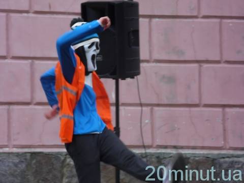 У Вінниці молодь відривалася під Harlem Shake біля башти на Козицького, фото №3 на сайті 20minut.ua
