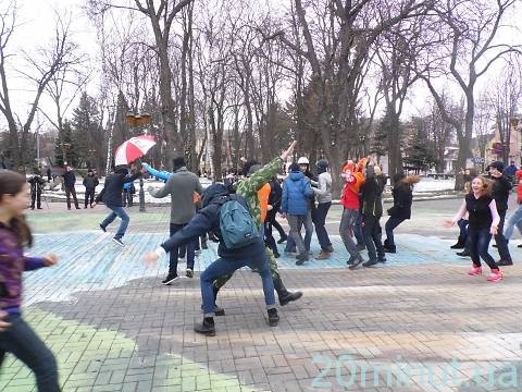 У Вінниці молодь відривалася під Harlem Shake біля башти на Козицького, фото №6 на сайті 20minut.ua