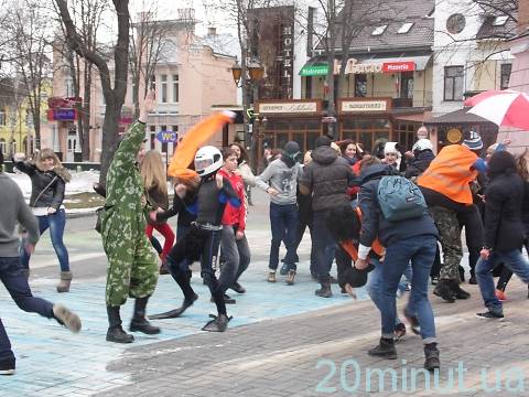 У Вінниці молодь відривалася під Harlem Shake біля башти на Козицького, фото №7 на сайті 20minut.ua