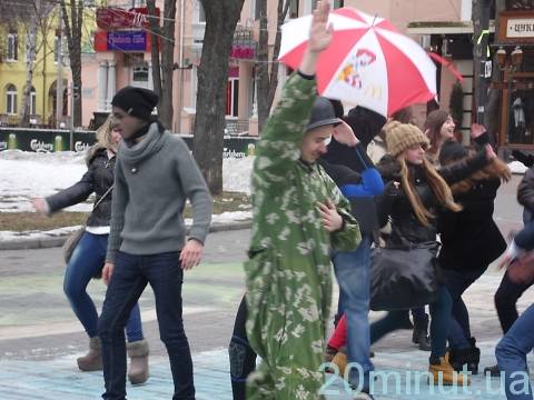 У Вінниці молодь відривалася під Harlem Shake біля башти на Козицького, фото №8 на сайті 20minut.ua