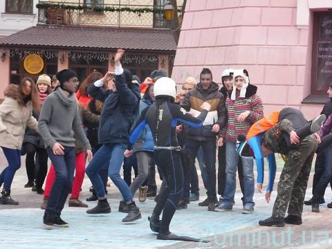 У Вінниці молодь відривалася під Harlem Shake біля башти на Козицького, фото №9 на сайті 20minut.ua