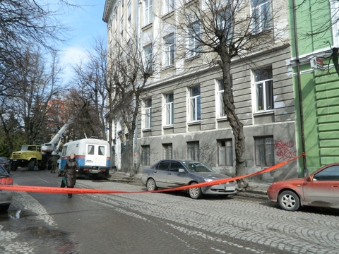Фото дня: У центрі Тернополя зносять вуличні ліхтарі, фото №1 на сайті 20minut.ua