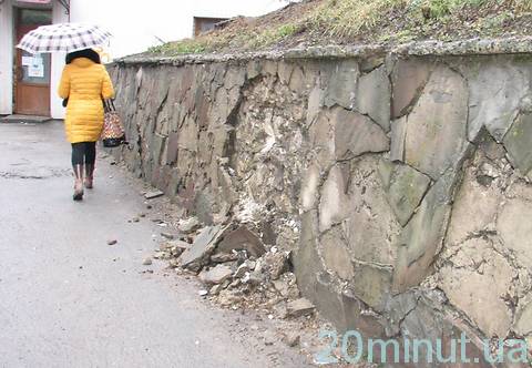 Фото дня: з одного боку – авто на тротуарі, з другого – падає каміння на сайті 20minut.ua Фото дня: з одного боку – авто на тротуарі, з другого – падає каміння, фото №1 на сайті 20minut.ua