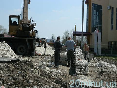 За гроші громади, міська влада біля ресторану депутата відбудовує шматок стіни, фото №1 на сайті 20minut.ua