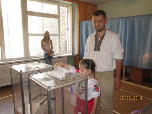 На вибори у вишиванці: голосуємо за фото хмельничан, фото №8 на сайті vsim.ua