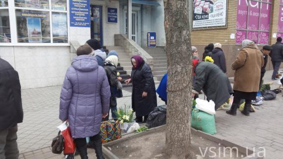 Фото дня: біля філармонії знову з’явилися торговці, фото №1 на сайті vsim.ua