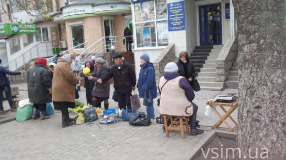 Фото дня: біля філармонії знову з’явилися торговці, фото №2 на сайті vsim.ua