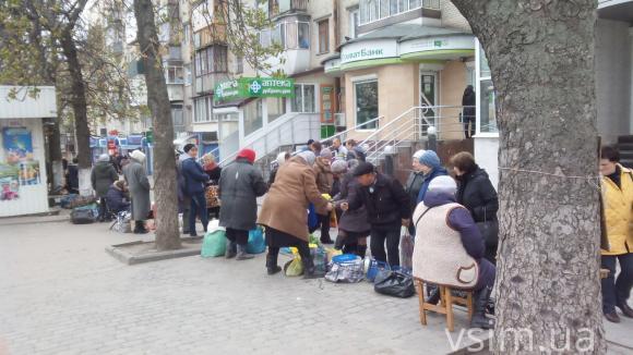 Фото дня: біля філармонії знову з’явилися торговці, фото №3 на сайті vsim.ua