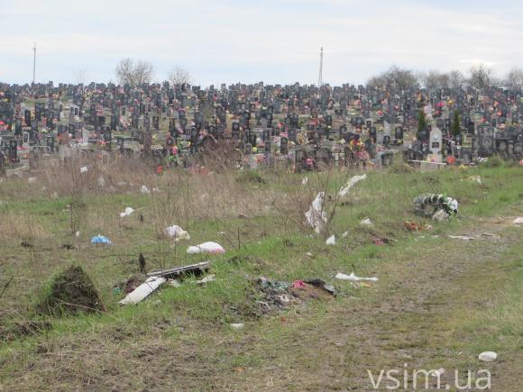 Фото дня: гори сміття на хмельницьких кладовищах стають все більшими, фото №1 на сайті vsim.ua