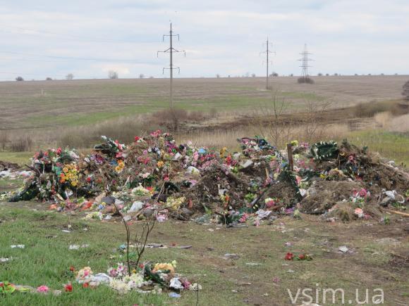 Фото дня: гори сміття на хмельницьких кладовищах стають все більшими, фото №2 на сайті vsim.ua