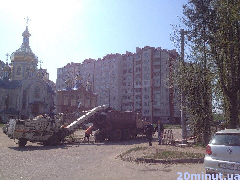 Фото дня: на Корольова встановлюють нову тролейбусну лінію, фото №1 на сайті 20minut.ua