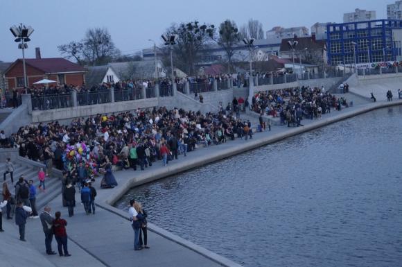На другий день фонтан «Рошен» знов назбирав повну набережну глядачів, фото №1 на сайті 20minut.ua