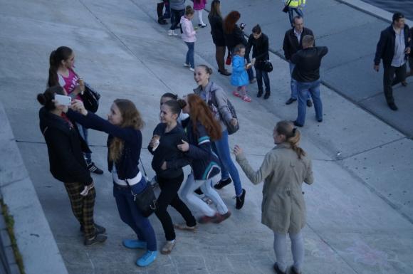 На другий день фонтан «Рошен» знов назбирав повну набережну глядачів, фото №2 на сайті 20minut.ua