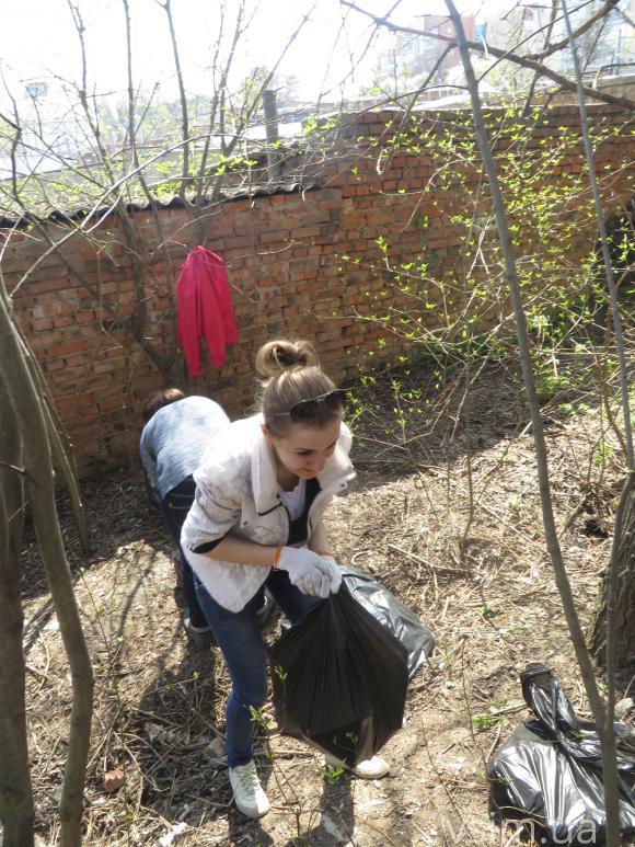 На одне стихійне звалище менше або Як на Виставці сміття прибирали, фото №12 на сайті vsim.ua