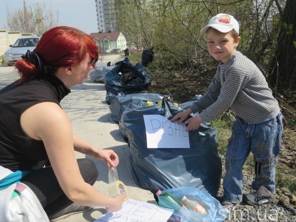 На одне стихійне звалище менше або Як на Виставці сміття прибирали, фото №15 на сайті vsim.ua