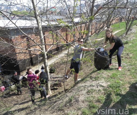 На одне стихійне звалище менше або Як на Виставці сміття прибирали, фото №16 на сайті vsim.ua