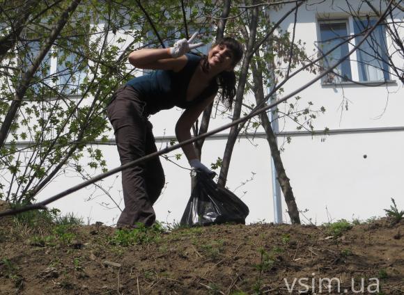 На одне стихійне звалище менше або Як на Виставці сміття прибирали, фото №3 на сайті vsim.ua