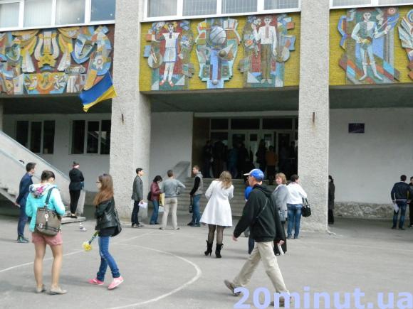 Поки випускники здавали ЗНО, біля школи їх чекала група підтримки, фото №1 на сайті 20minut.ua
