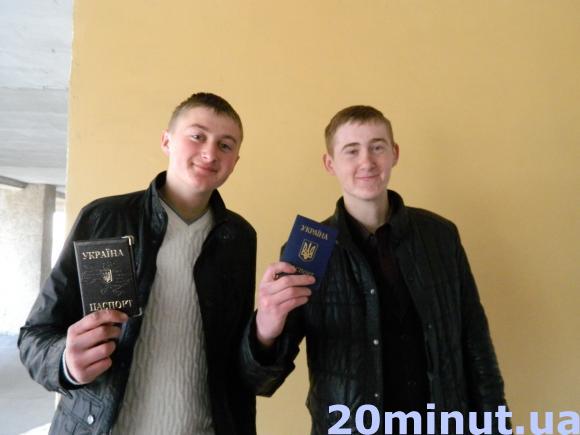 Поки випускники здавали ЗНО, біля школи їх чекала група підтримки, фото №2 на сайті 20minut.ua