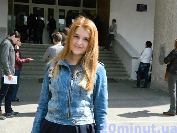 Поки випускники здавали ЗНО, біля школи їх чекала група підтримки, фото №3 на сайті 20minut.ua