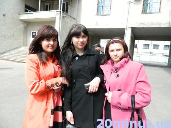 Поки випускники здавали ЗНО, біля школи їх чекала група підтримки, фото №4 на сайті 20minut.ua