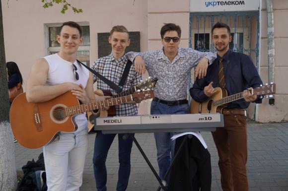 Вуличні музиканти: Хлопці, яким дівчата пишуть номери телефонів на грошах, фото №1 на сайті 20minut.ua