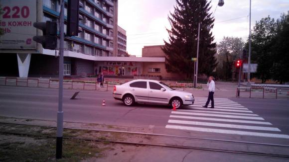 Біля "Книжки" чорний «Ніссан» вдарив «Шкоду Октавію» в дзеркало на сайті 20minut.ua Біля "Книжки" чорний «Ніссан» вдарив «Шкоду Октавію» в дзеркало, фото №1 на сайті 20minut.ua