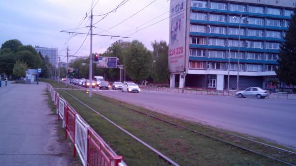 Біля "Книжки" чорний «Ніссан» вдарив «Шкоду Октавію» в дзеркало, фото №2 на сайті 20minut.ua