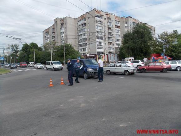 Блондинка за кермом позашляховика на Свердлова протаранила мікроавтобус, фото №1 на сайті 20minut.ua