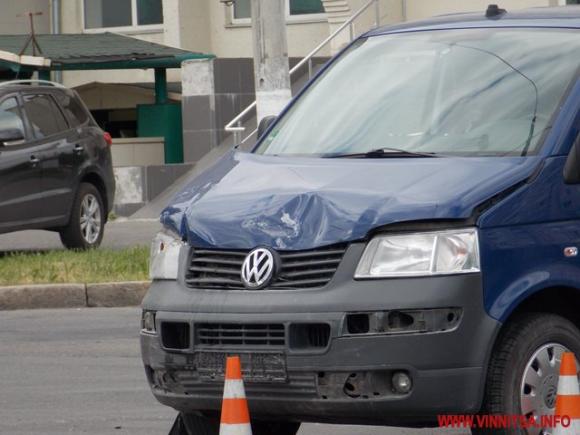 Блондинка за кермом позашляховика на Свердлова протаранила мікроавтобус, фото №3 на сайті 20minut.ua