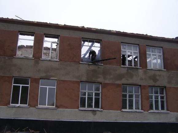 Через блискавку загорілася школа, а в сусідніх будинках розплавилися  супутникові антени, фото №1 на сайті 20minut.ua