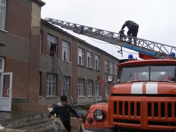 Через блискавку загорілася школа, а в сусідніх будинках розплавилися  супутникові антени, фото №3 на сайті 20minut.ua